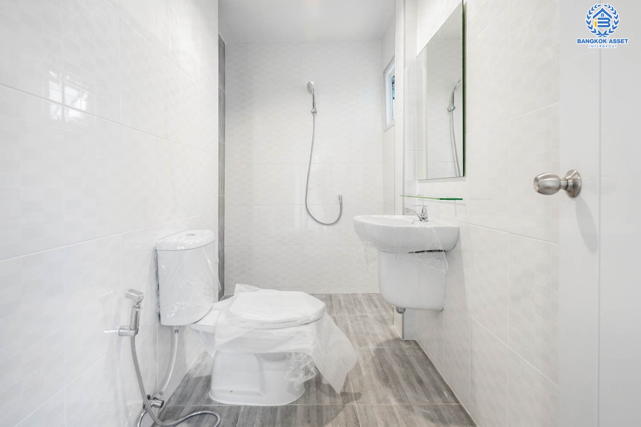 บ้านมือสองตกแต่งใหม่ ม.เศรณีวิลล่า บางใหญ่-กาญจนาภิเษก (บ้านกล้วย-ไทรน้อย) พร้อมทุกการเข้าอยู่ เนื้อที่ 50 ตร.ว. ฟังก์ชันพร้อม 3 ห้องนอน 3 ห้องน้ำ จอดรถได้ 2 คัน บนทำเลคุณภาพ! เชื่อมต่อ ถ.กาญจนาภิเษก ใกล้เซ็นทรัลเวสต์เกต และ รถไฟฟ้า "สถานีคลองบางไผ่"